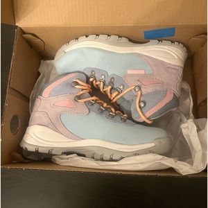 BRAND NEW Columbia Newton Ridge hiking boot